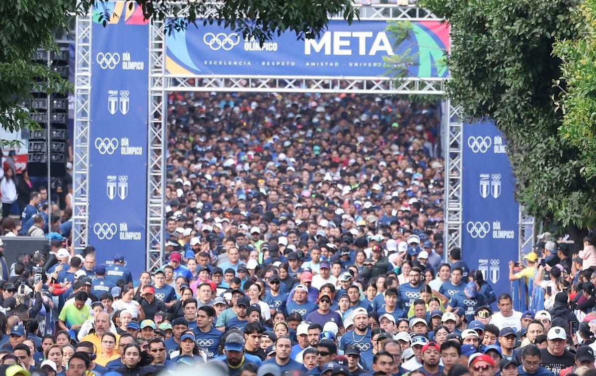 Cientos de corredores llegan a la meta de la Carrera del Día Olímpico