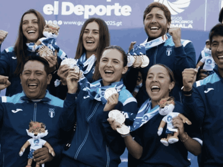 Atletas guatemaltecos celebran sus medallas en los XII Juegos Centroamericanos