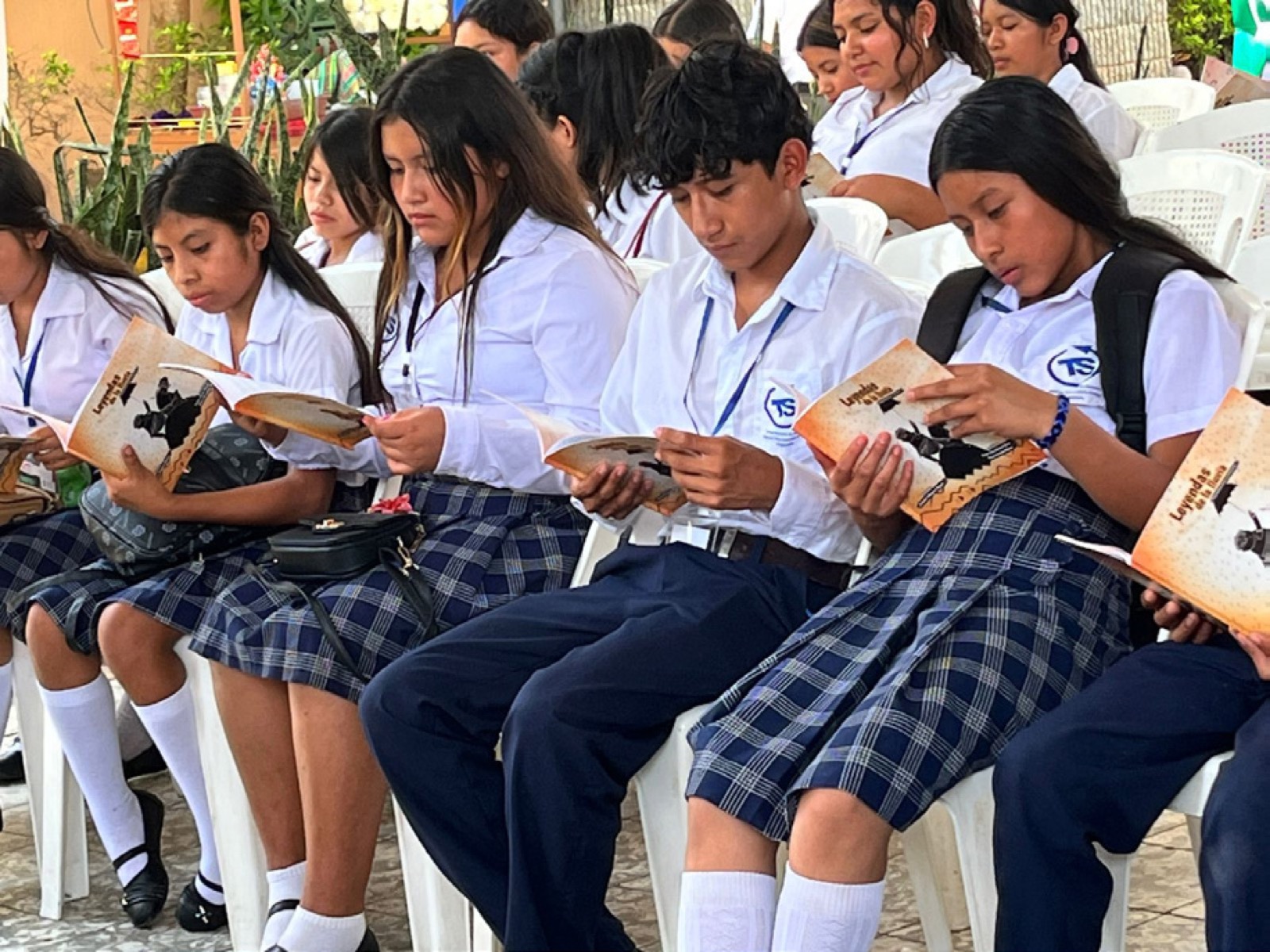 Estudiantes de una escuela rural leyendo durante un taller del Comité Olímpico