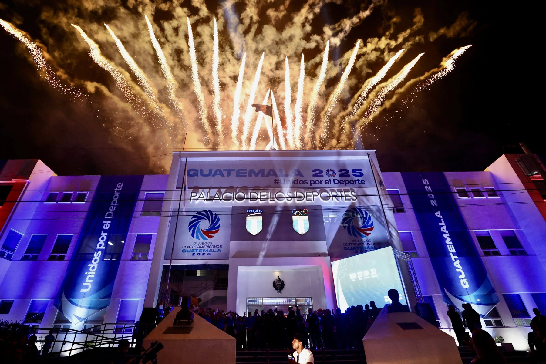 Fuegos artificiales sobre el Palacio de los Deportes durante los XII Juegos Centroamericanos, Guatemala 2025
